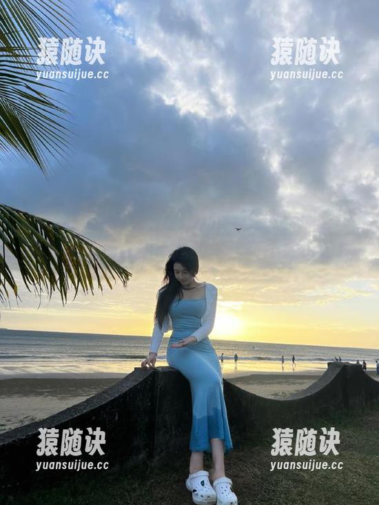 我在“51爆料”上观看那些绯闻，突然有点期待我的生活会不会也闪现一抹光芒！