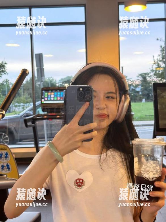 进入“明星黑料”链接，感觉自己瞬间成了娱乐圈的小侦探，想知道今天有哪些隐藏瓜！